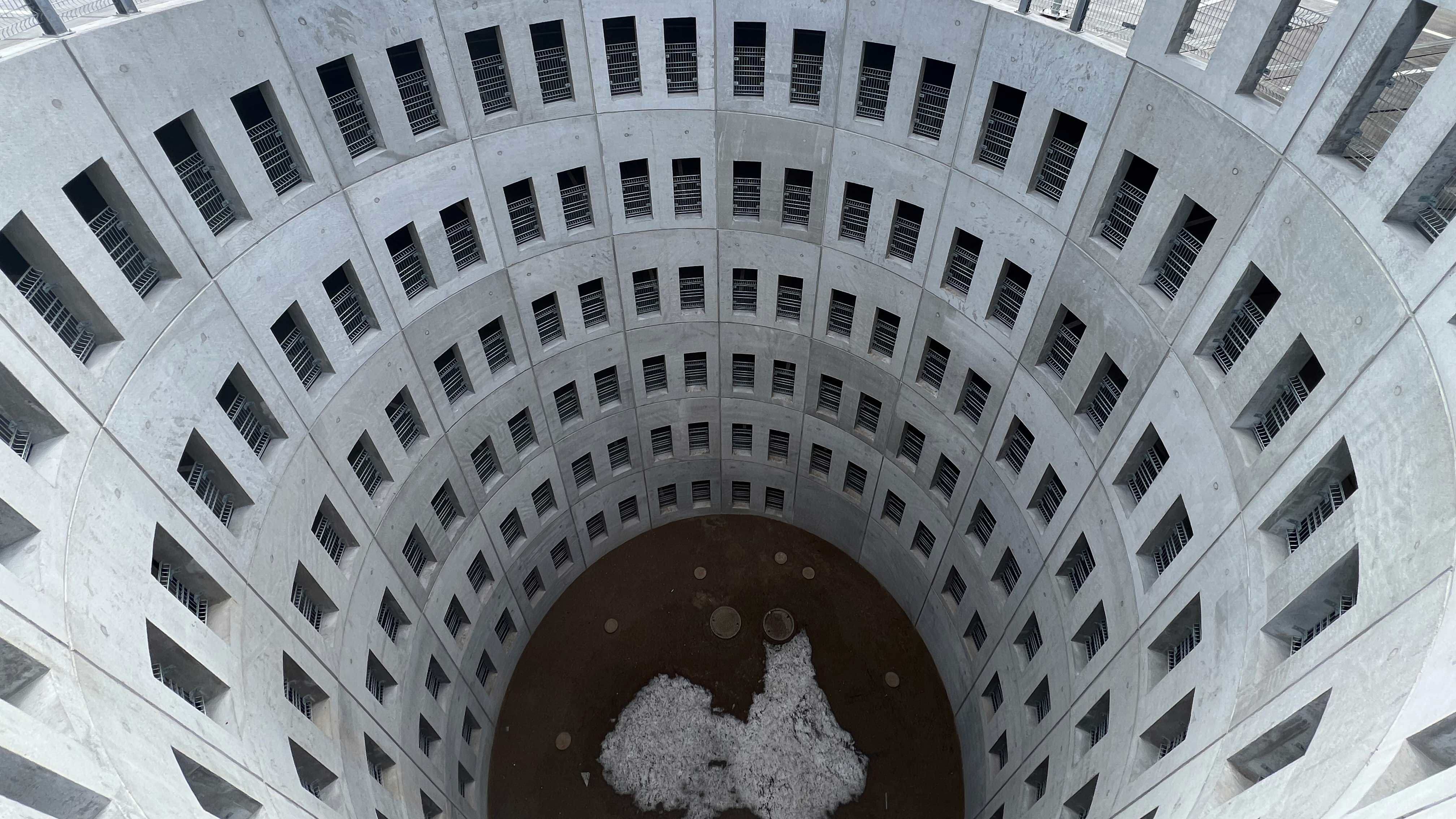 Et parkeringshus bygget til at træde i baggrunden