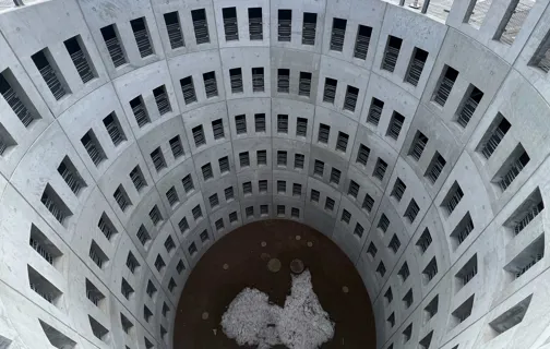 Et parkeringshus bygget til at træde i baggrunden