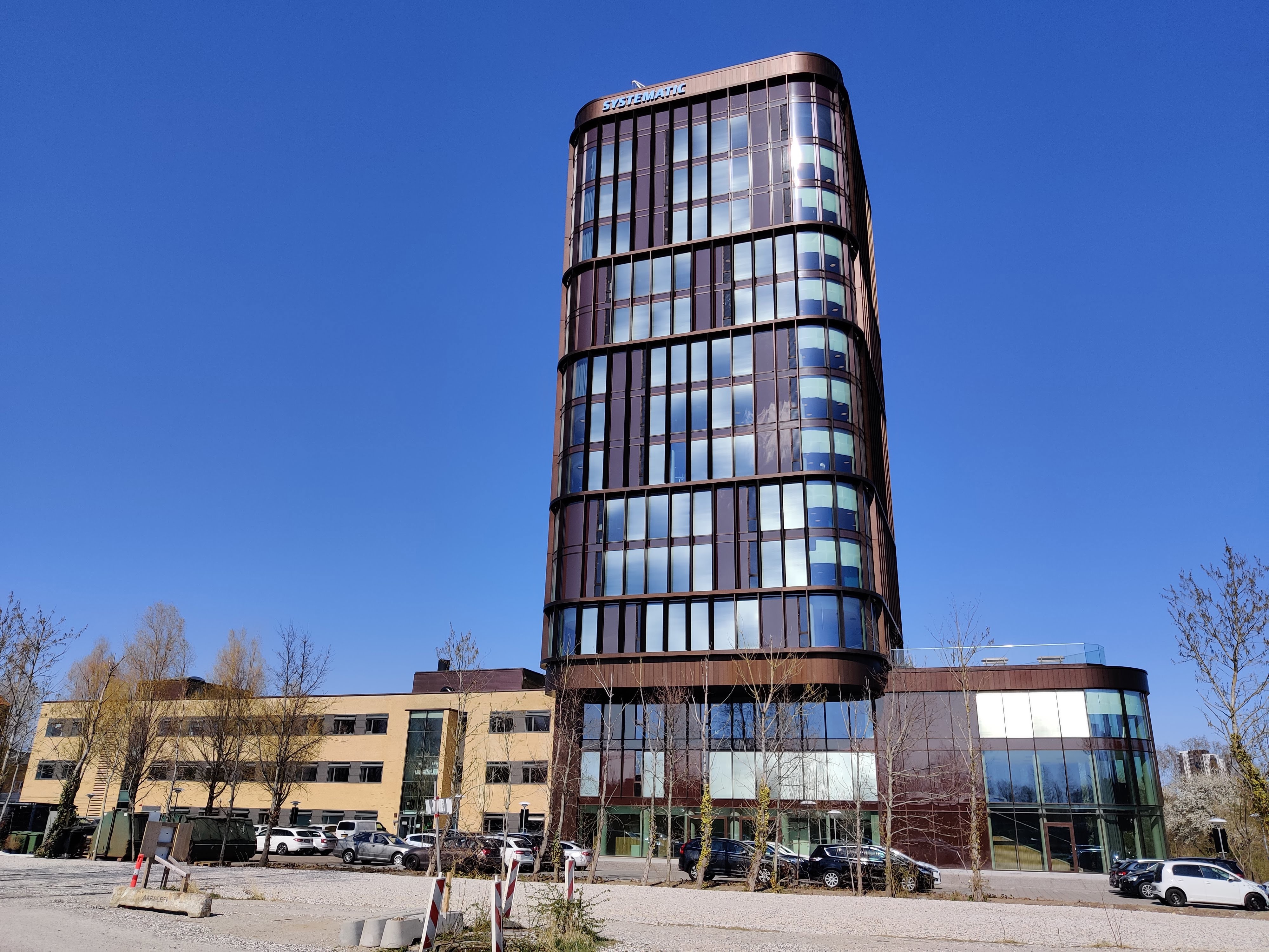 Facade af systematics bygning på Søren Frichs Vej 39 i Åbyhøj