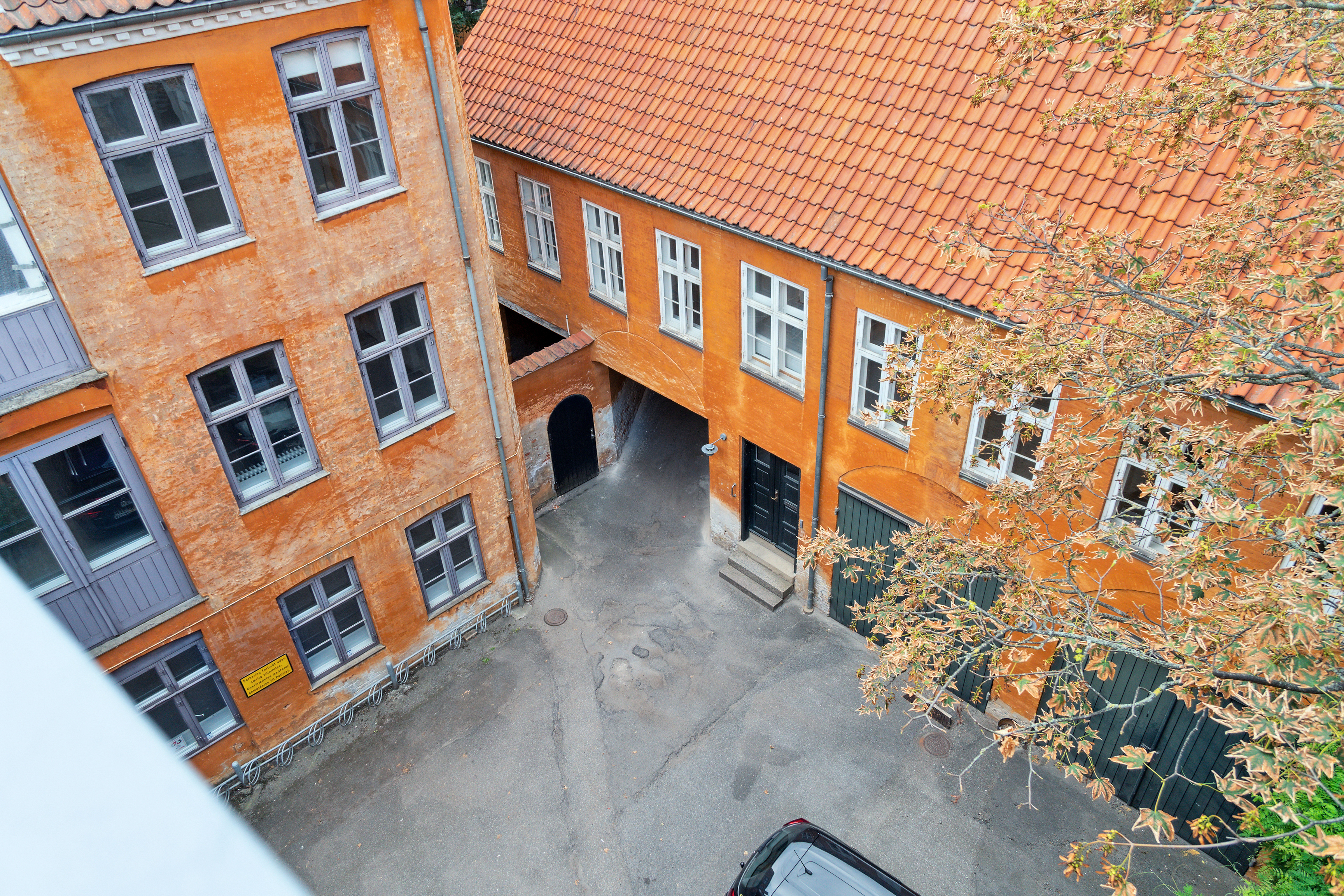Facade baggård Fiolstræde 10 Store Kannikestræde 18 i København luftfoto 2023