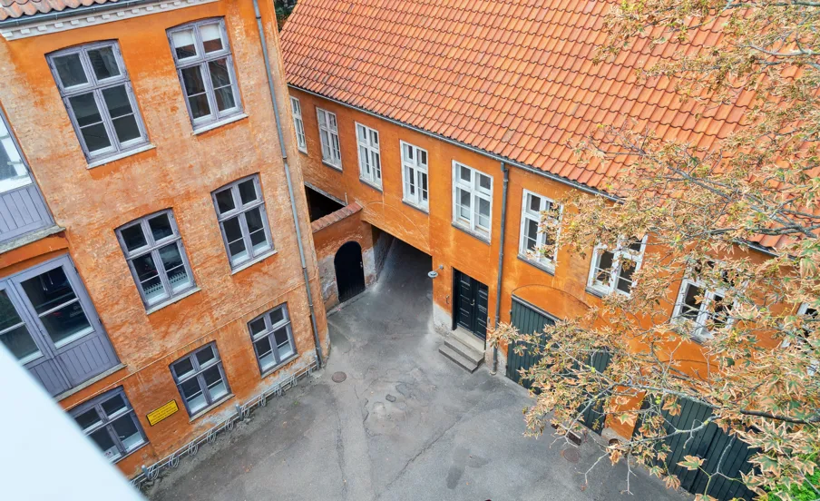 Facade baggård Fiolstræde 10 Store Kannikestræde 18 i København luftfoto 2023