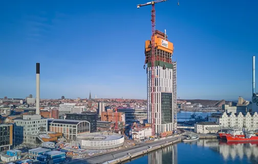 Mindet rejser sig – byggeriet følger planen