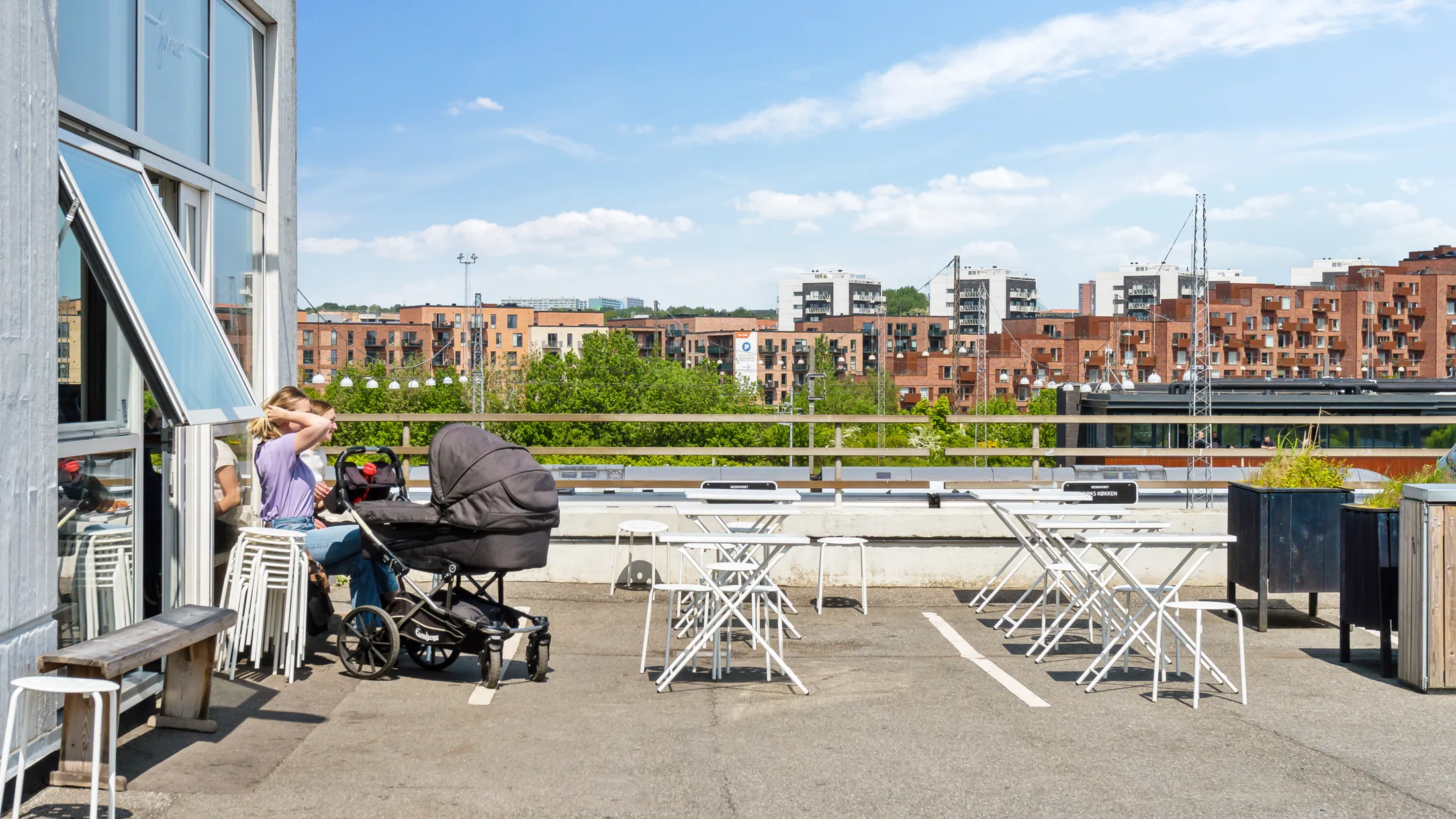 Gæster på Jumbo Bakery udeareal på Ankersgade 12 i Aarhus