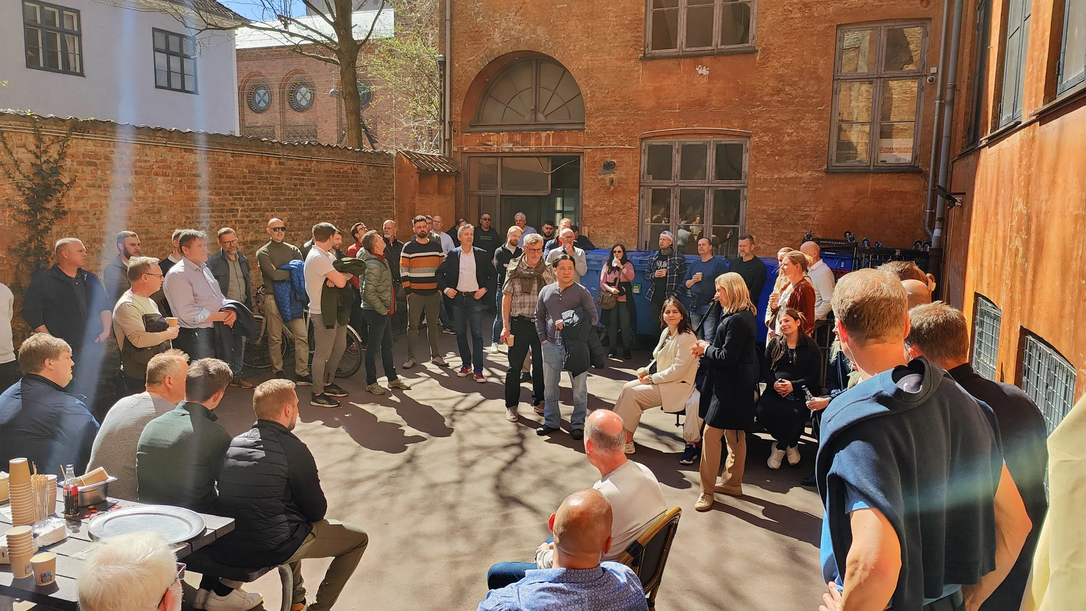 Ejendomsselskabet Olav de Linde medarbejdere på besøg i Fiolstræde i København 2023