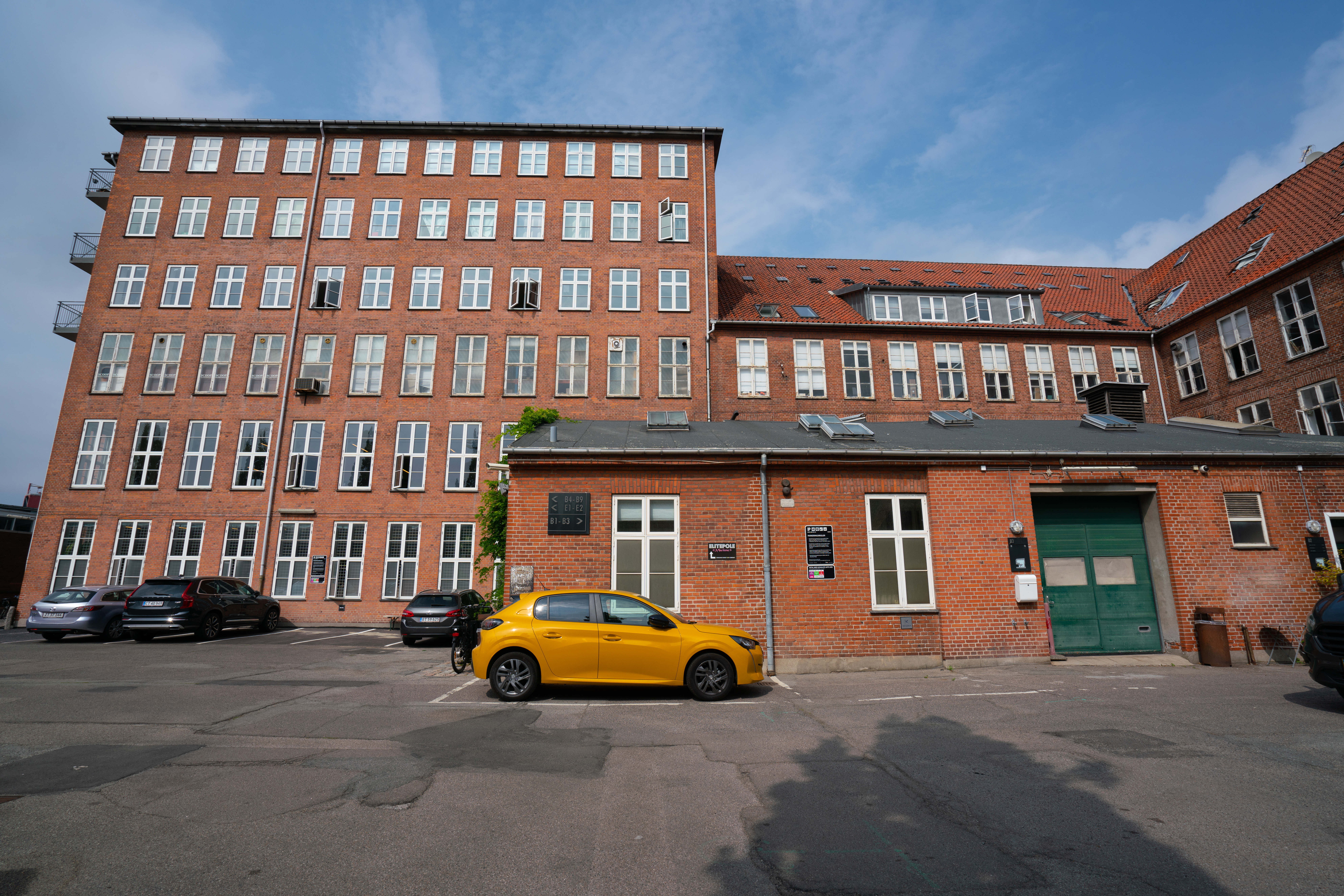 Facade  of parkering på Prags Boulevard 49 i København 2022