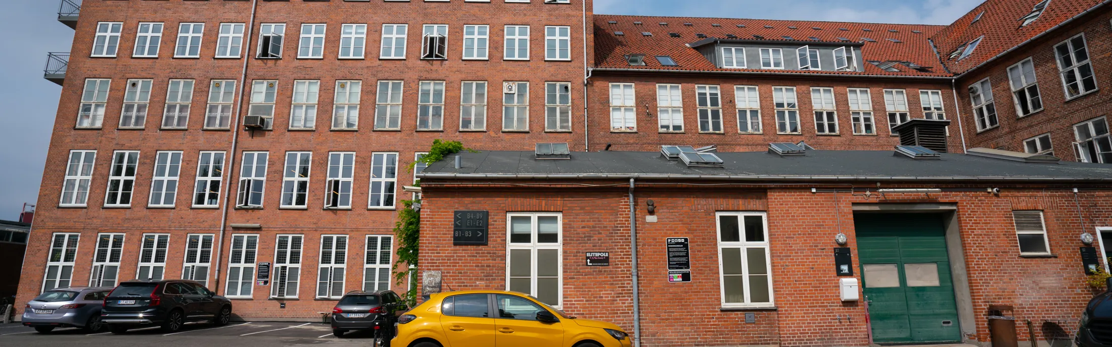 Facade  of parkering på Prags Boulevard 49 i København 2022