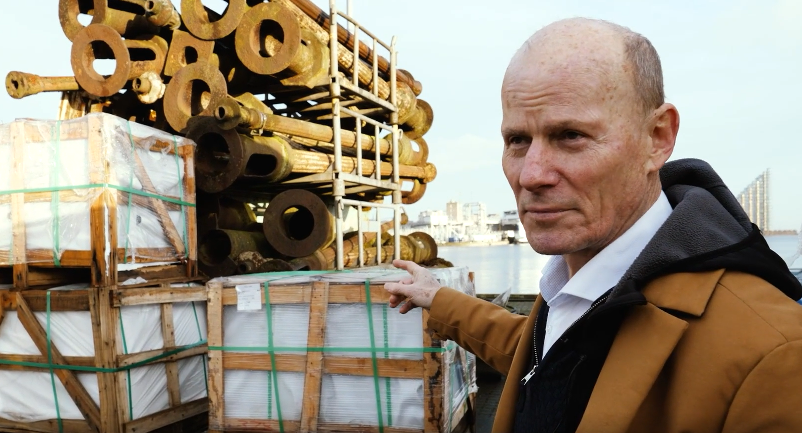 Olav de Linde på genbrugslageret på Balticagade på Aarhus Havn 