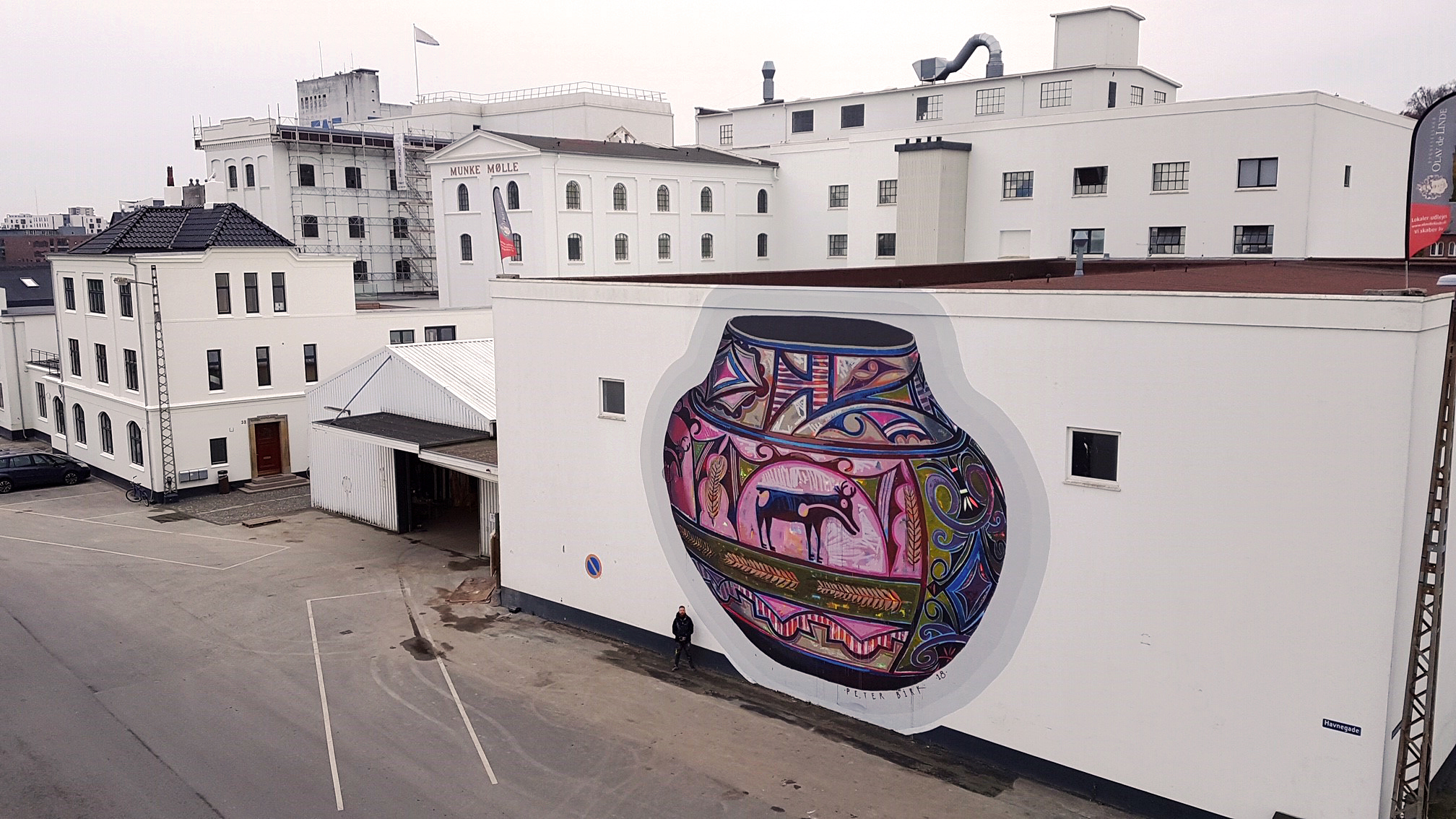 Facade og gavlmaleri af Peter Birk Havnegade 32-34 på Odense Havn