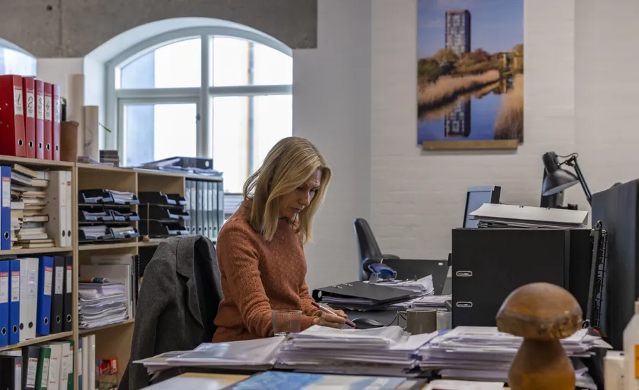 Ejendomsselskabet Olav de Linde medarbejder Ann Villadsen i tegnestuen