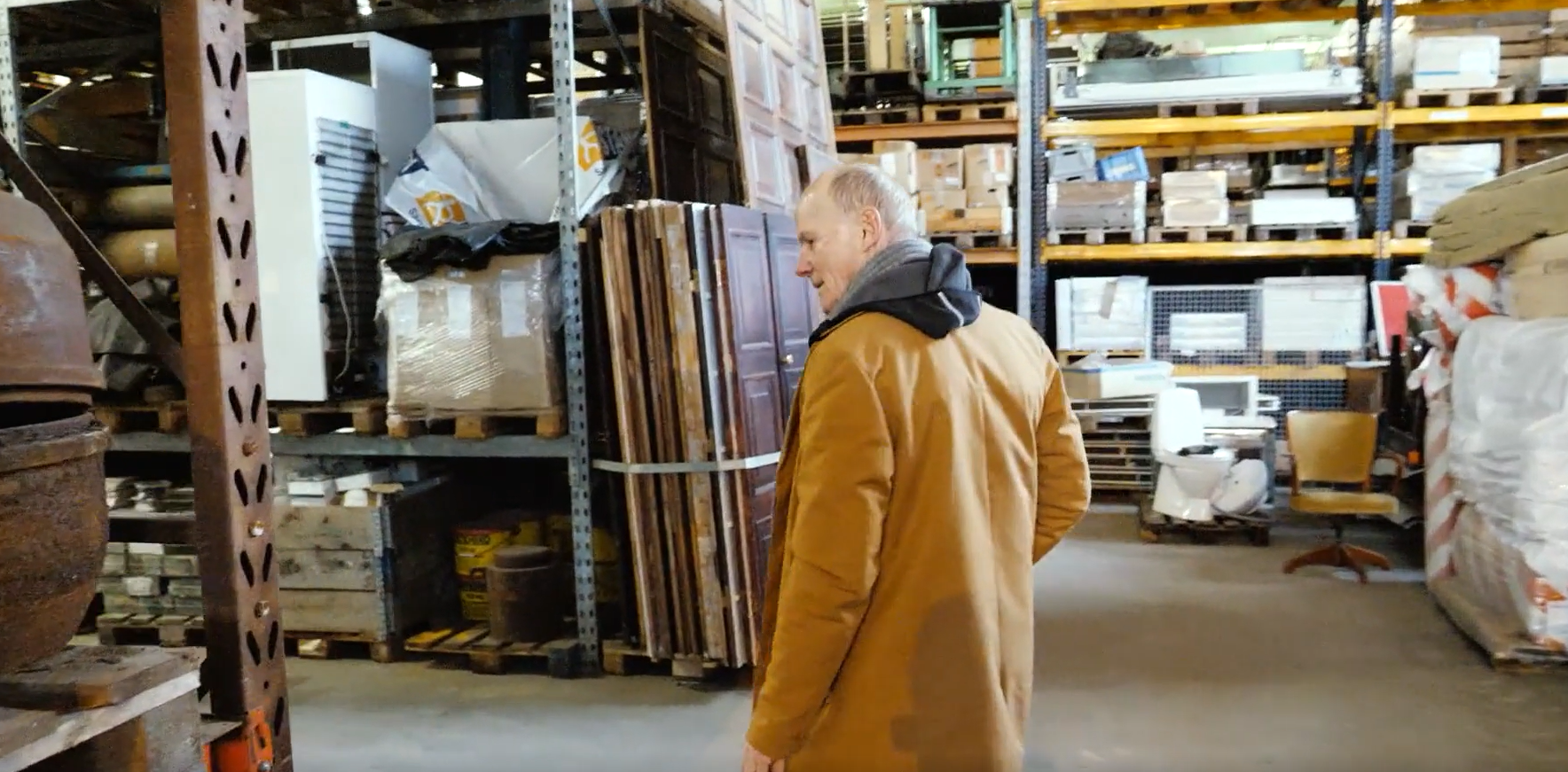 Olav de Linde på genbrugslageret på Balticagade på Aarhus Havn 