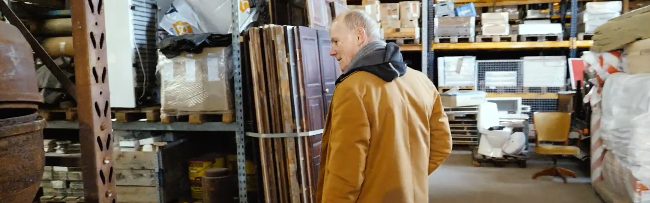 Olav de Linde på genbrugslageret på Balticagade på Aarhus Havn
