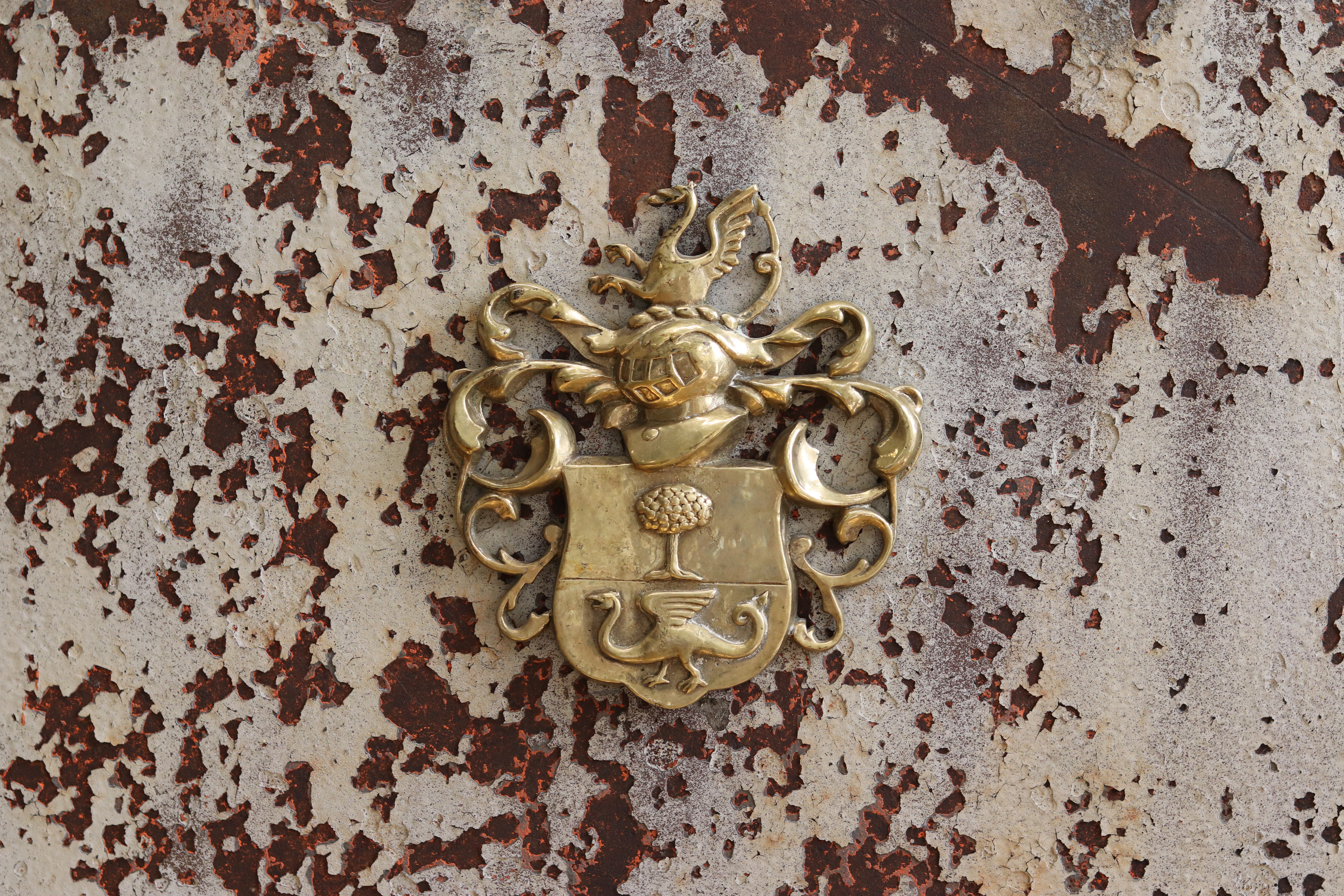 Ejendomsselskabet Olav de Linde receptionsdisk messinglogo 2022