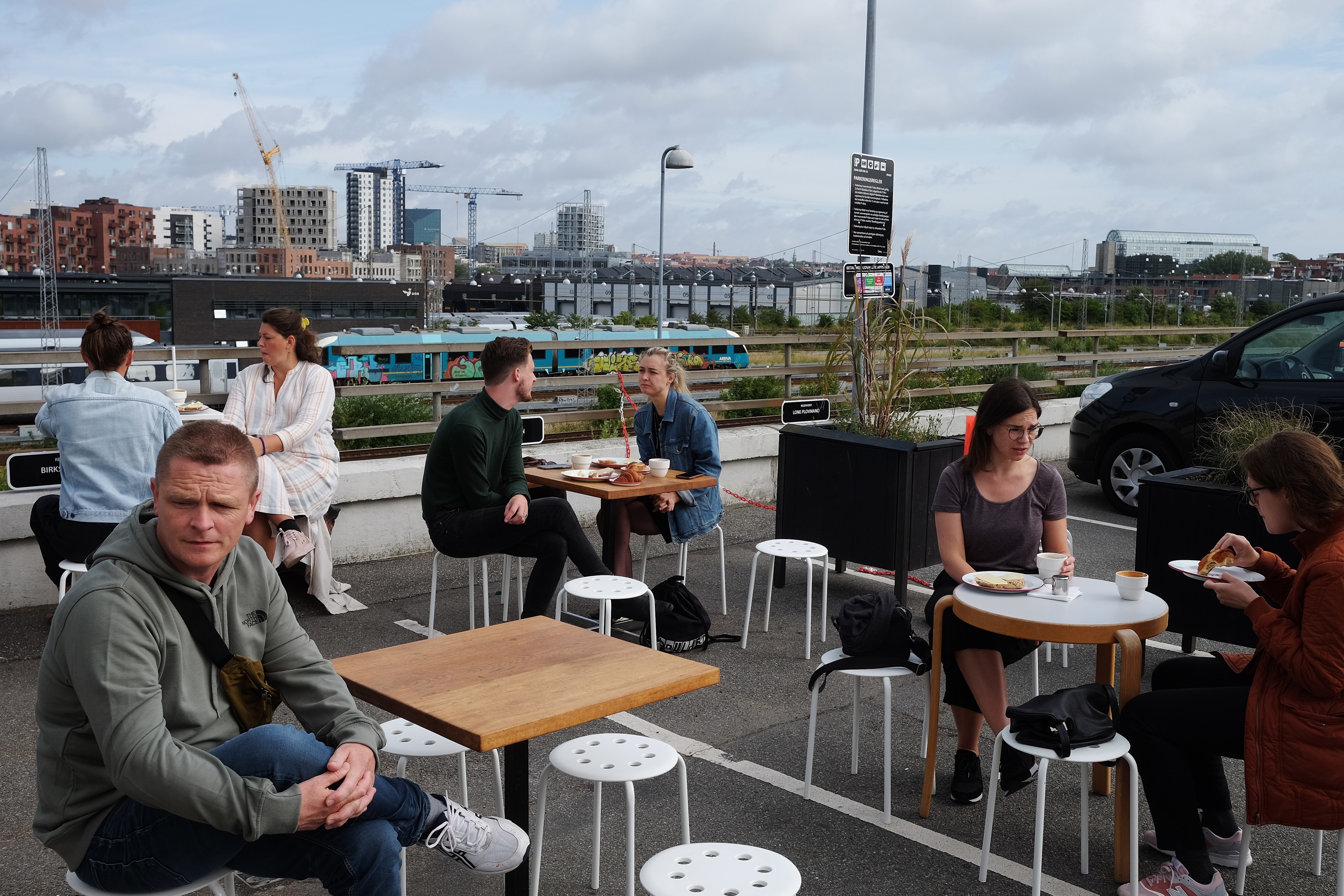 Gæster på Jumbo Bakery udeareal på Ankersgade 12 i Aarhus