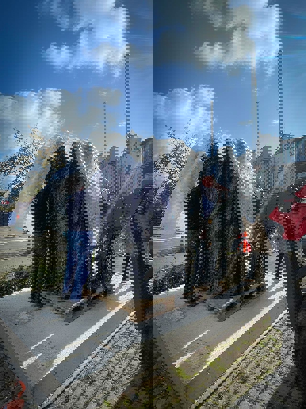 Monumental bronzeskulptur får midlertidigt hjem ved Mindet